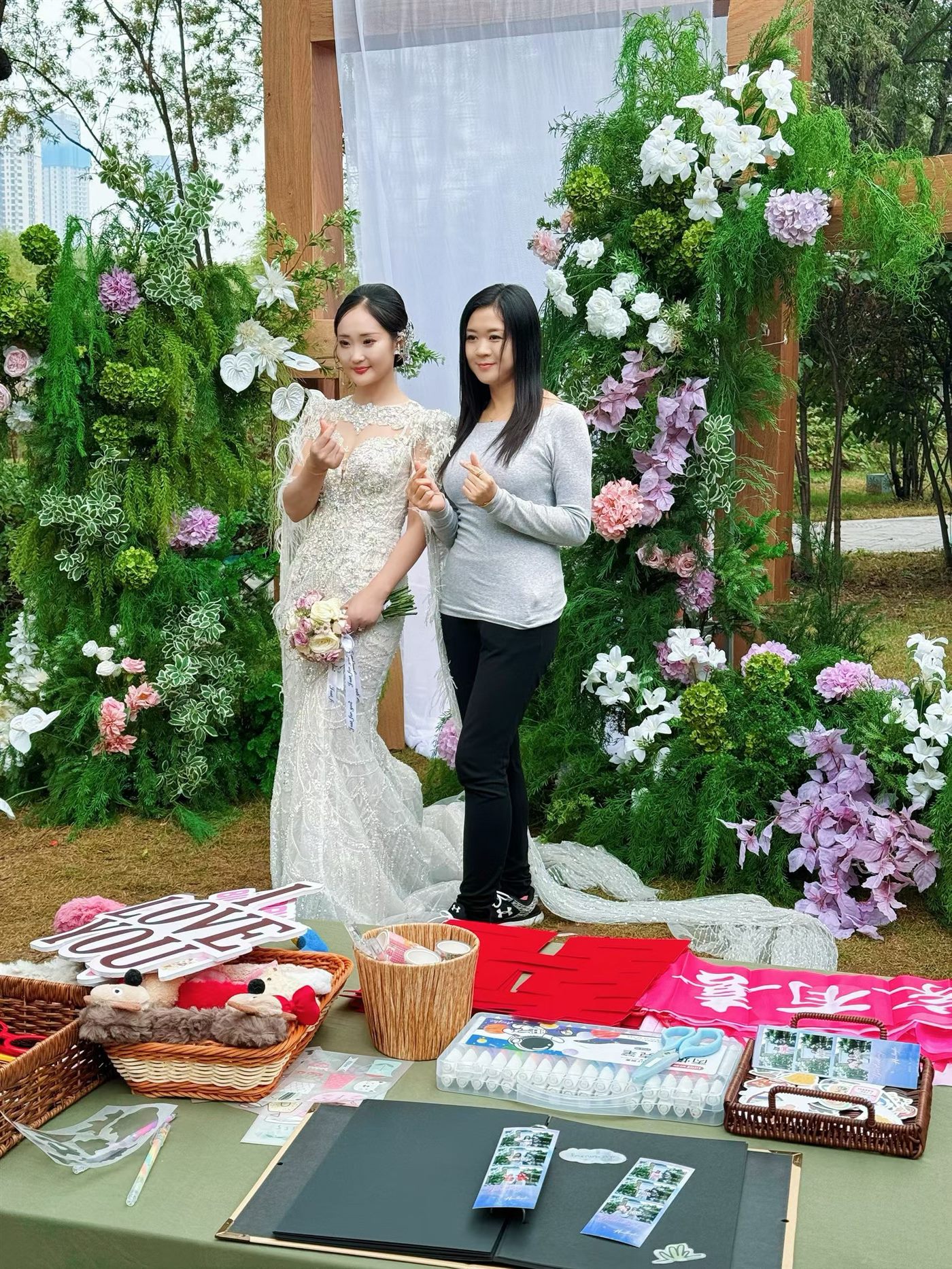 草坪婚礼宾客合影